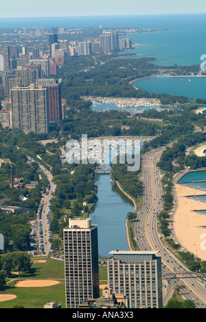 Luftbild suchen Nord nach Belmont Harbor und Lakeshore Drive von John Hancock Center in Chicago Illinois, USA Stockfoto