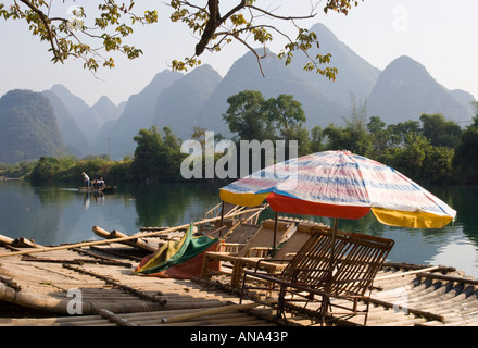 China-Guangxi Yuangshuo Yulong Brücke touristischen Kreuzfahrt auf typische Bambus Flößen Stockfoto