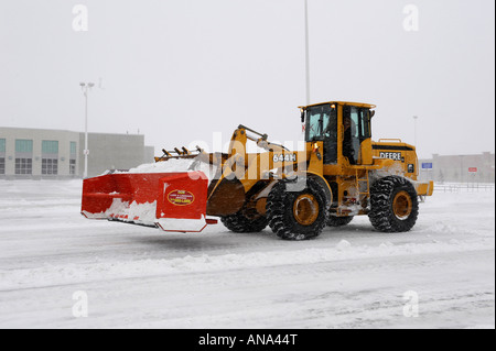 Schneepflug belebten Straßen und Wege in der Wintersaison in einem Vorort von Detroit Michigan löschen Stockfoto