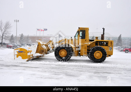 Schneepflug belebten Straßen und Wege in der Wintersaison in einem Vorort von Detroit Michigan löschen Stockfoto