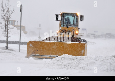 Schneepflug belebten Straßen und Wege in der Wintersaison in einem Vorort von Detroit Michigan löschen Stockfoto