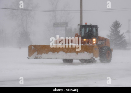 Schneepflug belebten Straßen und Wege in der Wintersaison in einem Vorort von Detroit Michigan löschen Stockfoto