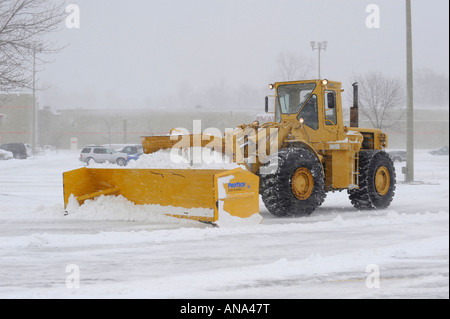 Schneepflug belebten Straßen und Wege in der Wintersaison in einem Vorort von Detroit Michigan löschen Stockfoto