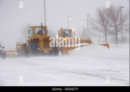 Schneepflug belebten Straßen und Wege in der Wintersaison in einem Vorort von Detroit Michigan löschen Stockfoto