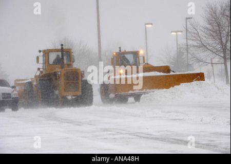 Schneepflug belebten Straßen und Wege in der Wintersaison in einem Vorort von Detroit Michigan löschen Stockfoto