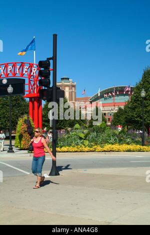 Junge Frau in rotes Top und blaue Jeans am Eingang zum Navy Pier in der Innenstadt von Chicago Illinois USA Stockfoto