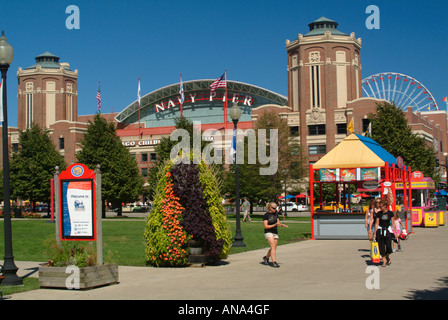 Junge Menschen außerhalb Kindermuseum am Navy Pier in der Innenstadt von Chicago Illinois USA Stockfoto