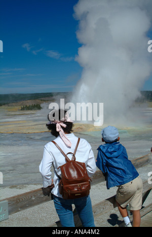 Touristen genießen Clepsydra Geyser durchbrechenden im unteren Geysir Becken Fountain Paint Pot Trail Yellowstone National Park Wyoming USA Stockfoto