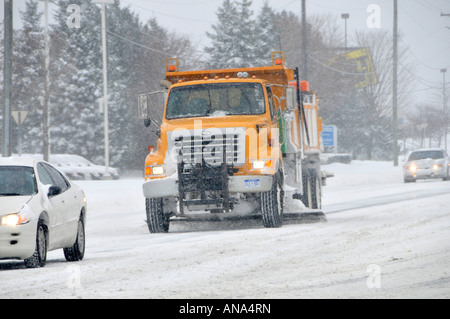 Schneepflug belebten Straßen und Wege in der Wintersaison in einem Vorort von Detroit Michigan löschen Stockfoto