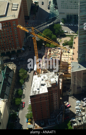 Luftbild von der Baustelle in der Innenstadt von Chicago vom John Hancock Center mit großen gelben Kran Illinois USA Stockfoto