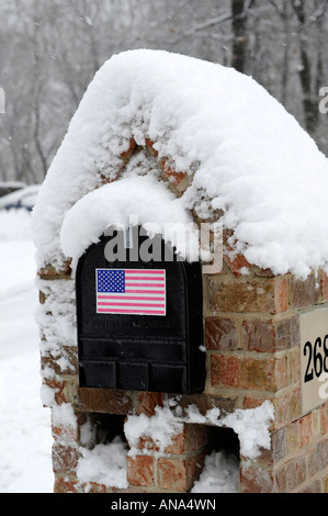 Briefkasten mit Flagge nach Schneesturm Stockfoto