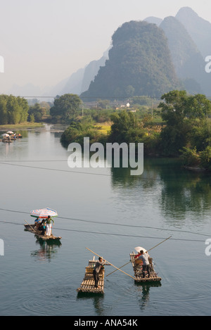 China-Guangxi Yuangshuo Yulong Brücke touristischen Kreuzfahrt auf typische Bambus Stockfoto