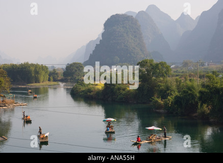 China-Guangxi Yuangshuo Yulong Brücke touristischen Kreuzfahrt auf typische Bambus Flößen Stockfoto