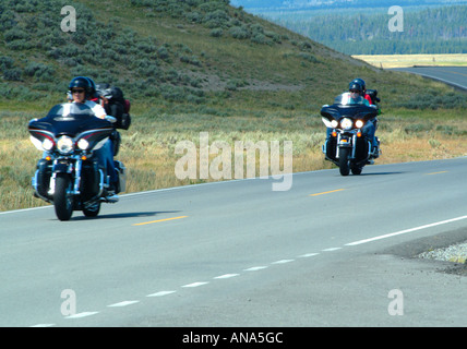 Amerikanische Motorradfahrer auf Bürgersteig im Hayden Valley Yellowstone National Park mit Scheinwerfer Flammen Stockfoto