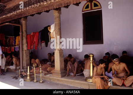 KATHAKALI KÜNSTLER SETZEN IHRE MAKE-UP AUF KUTHIRAMALIKA TRIVANDRUM Stockfoto