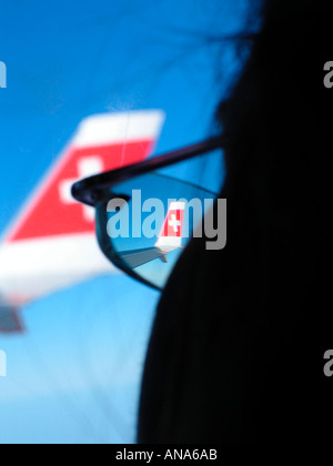 Ein Passagier stöbern Flugzeugfenster auf das Winglet mit Schweizer Fluglinie Firma logo Stockfoto