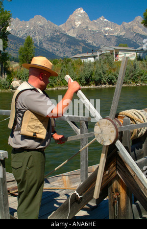 Park-Chefin Guides Fähre Snake River bei Menors Ferry mit Kathedrale Gruppe von Bergen im Hintergrund Stockfoto