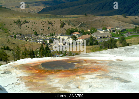 Hauptsitz des Yellowstone National Park von Aussichtspunkt mit Hauptterrasse Mammoth Hot Springs Wyoming USA Stockfoto