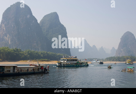 China-Guangxi-Yangshuo Bereich Xingping touristischen Kreuzfahrt Boote drängen sich die Li Flüsse mit typischen Kalksteinspitzen in bkgd Stockfoto