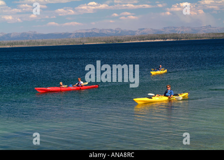 Abenteurer erkunden Yellowstone Lake in Kanus am West Thumb Geyser Basin im Yellowstone National Park in Wyoming USA Stockfoto