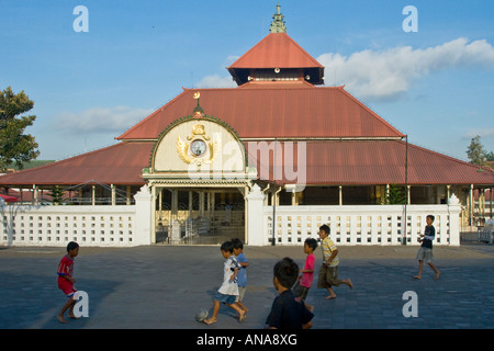 Kinder spielen Fußball vor der großen Moschee in der Nähe von the Palace Yogyakarta Java Indonesien Stockfoto