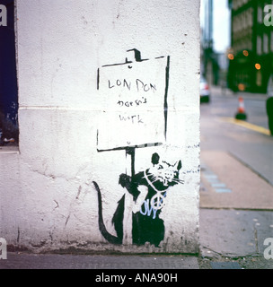 Banksy-Rattenschablone-Graffiti „London funktioniert nicht“ an der Wand Eines Gebäudes in einer Straße in der Stadt von London EC2 England GB 2007 KATHY DEWITT Stockfoto