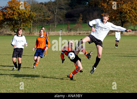 Sonntag-Liga Fußball bei Huber Lane, Leamington Spa, England, UK Stockfoto