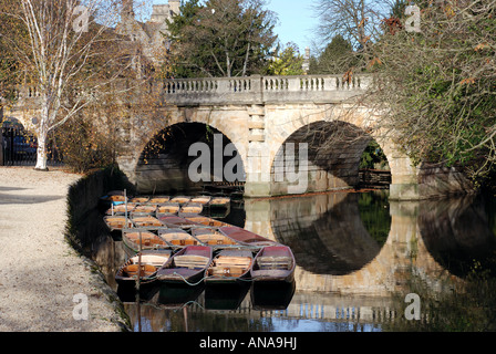 Magdalen Brücke und Fluss Cherwell im Herbst, Oxford, Oxfordshire, England, UK Stockfoto