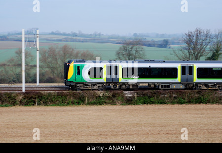 London Midland Klasse 350 Desiro Zug zwischen Rugby und Coventry, England, UK Stockfoto