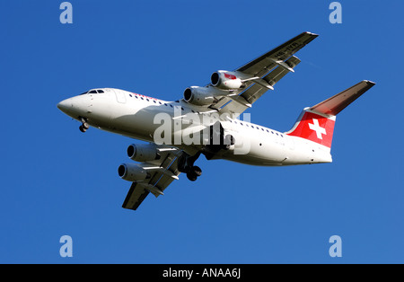 SWISS Avro RJ100 Flugzeug nähert sich der internationale Flughafen Birmingham, England, UK Stockfoto