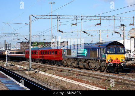 Direct Rail Services Klasse 66 Diesellok schleppen leere Wagen an Rugby, England, UK Stockfoto