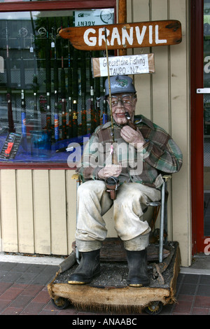 Fischer dummy in einem Schaukelstuhl vor Geschäft Taupo Nordinsel Neuseeland Stockfoto