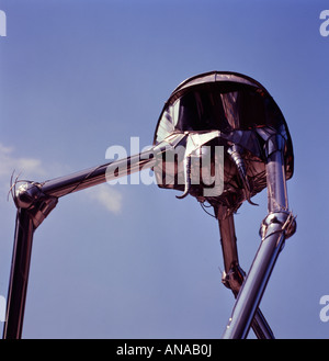 Metall-Skulptur des Mars von HG Wells War Of The Worlds Geschichte Statue befindet sich in Woking, Surrey England Himmelshintergrund Stockfoto