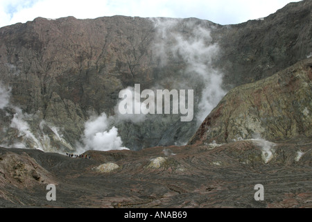 White Island marine aktive Vulkan mit Gruppe von Touristen am Kraterrand in weiter Ferne Nordinsel Neuseeland Stockfoto