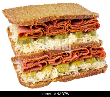 PASTRAMI SANDWICH AUF ROGGEN, AUSSCHNEIDEN Stockfoto