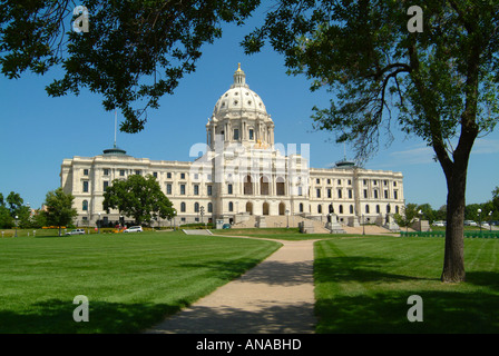 Das schöne gewölbte State Capitol Building an St. Paul Minnesota USA mit Rasenflächen und formale Gärten umrahmt mit Baum Stockfoto