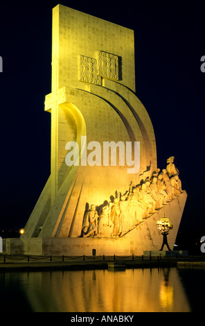 Lissabons Entdeckungen Denkmal (Padrão Dos Descobrimentos), bei Einbruch der Dunkelheit beleuchtet Stockfoto