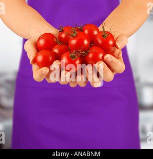 FRAU MIT CHERRY-TOMATEN Stockfoto