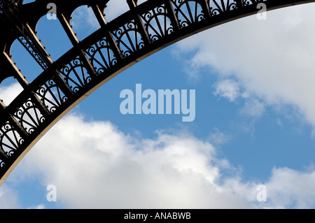 Ein Bein Bogen des Eiffelturms Stockfoto