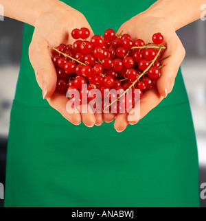 FRAU MIT ROTEN JOHANNISBEEREN Stockfoto