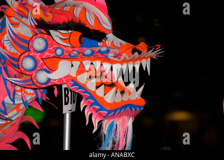 Chingay Parade, Singapur - Drachenkopf über die Massen gehisst Stockfoto