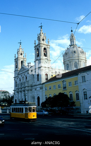 Eine Strassenbahn zuckelt, vorbei an der Basílica da Estrela in Lissabon Estrela Bezirk Stockfoto