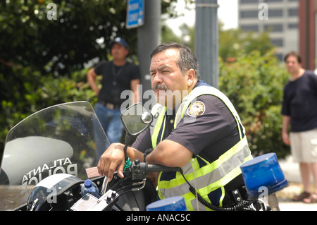 Atlanta Polizei-Motorcycle-Officer beobachtet Veranstaltung mit ID-Weste ohne Helm mit dem Fahrrad Stockfoto