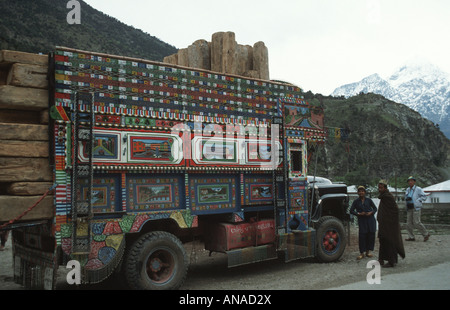 Dekorierte LKW mit Männern auf dem Karakorum Highway, Pakistan Stockfoto