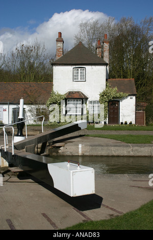 Schleusenwärter s Cottage und Lock Gates Hatton Bottom Lock Grand Union Canal Warwick England Stockfoto