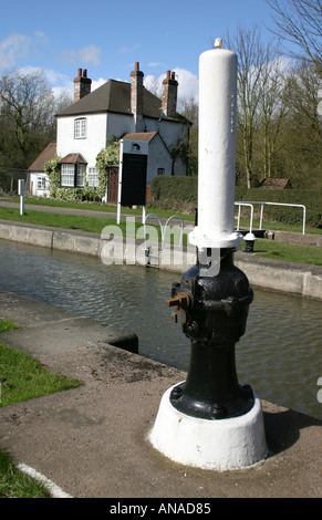 Schleusenwärter s Cottage und Capstan Winde Hatton Bottom Lock Grand Union Canal Warwick England Stockfoto
