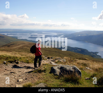 HILL WALKER ÜBER LOCH LOMOND AUS NAHE DEM GIPFEL DES BEN LOMOND, SCHOTTLAND, VEREINIGTES KÖNIGREICH. Stockfoto