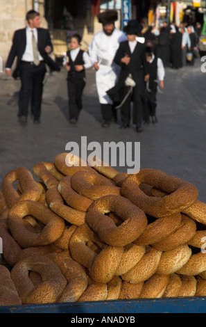 Israel Jerusalem alte Stadt Jaffator Begele traditionell arabisches Brot mit Sesam in Frgd mit jüdisch-orthodoxen Familie comin Stockfoto