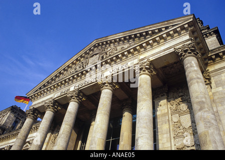 Einen niedrigen Winkel-Blick auf die Fassade des Reichstagsgebäudes in Berlin Deutschland Stockfoto