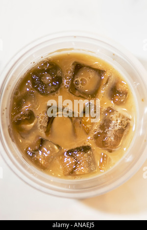 Blick auf Geeiste Kaffee trinken im Cup von oben Stockfoto